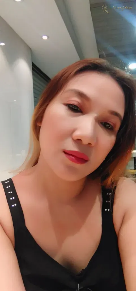 Yvonne, 43