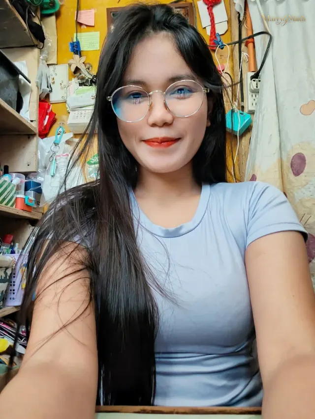 Julie, 32