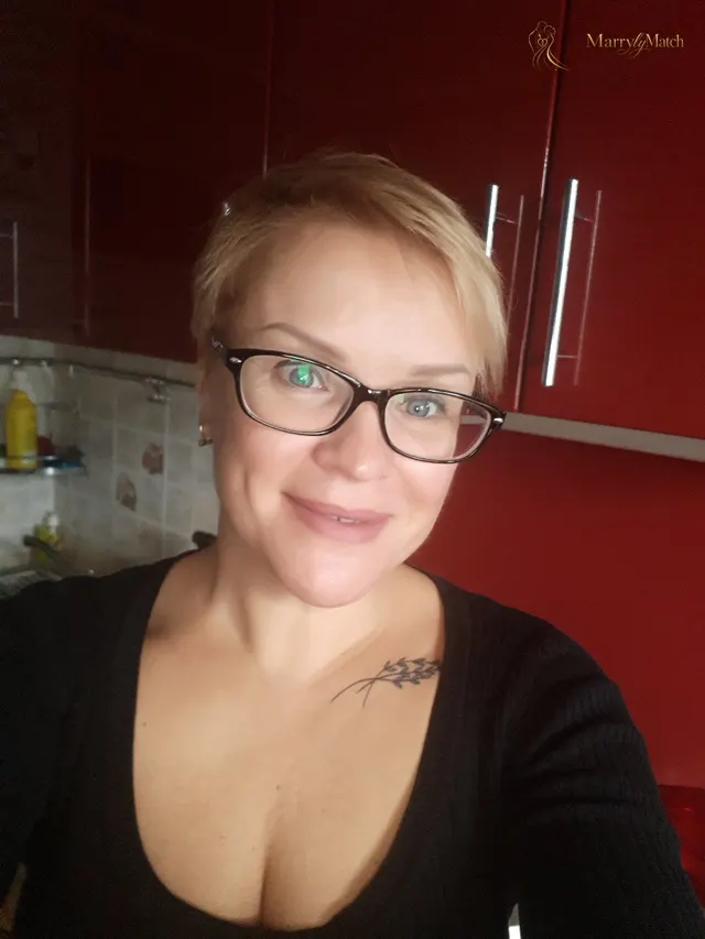 Larissa, 51