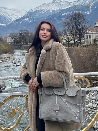 Another photo of VIOLETTA