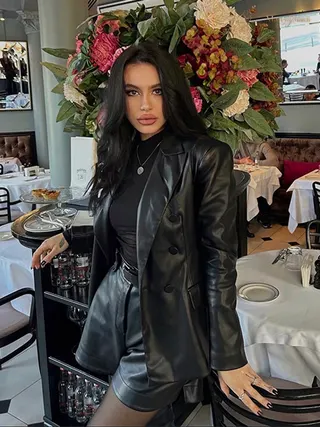 VIOLETTA, 26