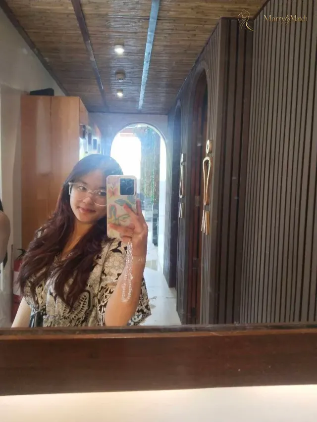 Another photo of Nicole Rhale