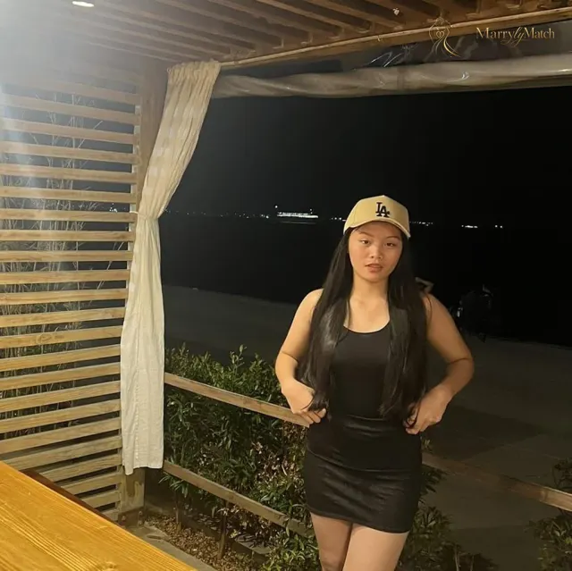 Nicole, 19