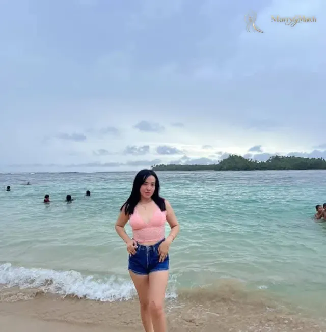 Nicole, 33