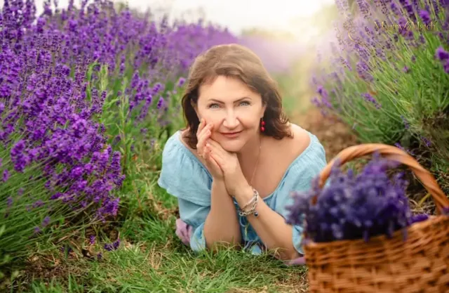 Nadia, 61