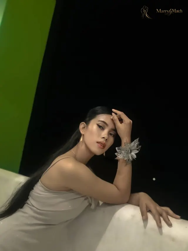 Bea Flores, 24