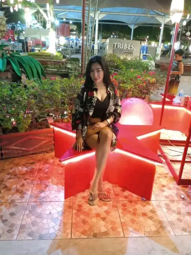 Another photo of Ara Queen