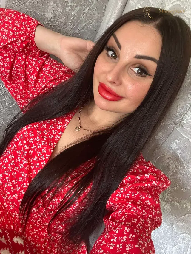 Angelina, 34