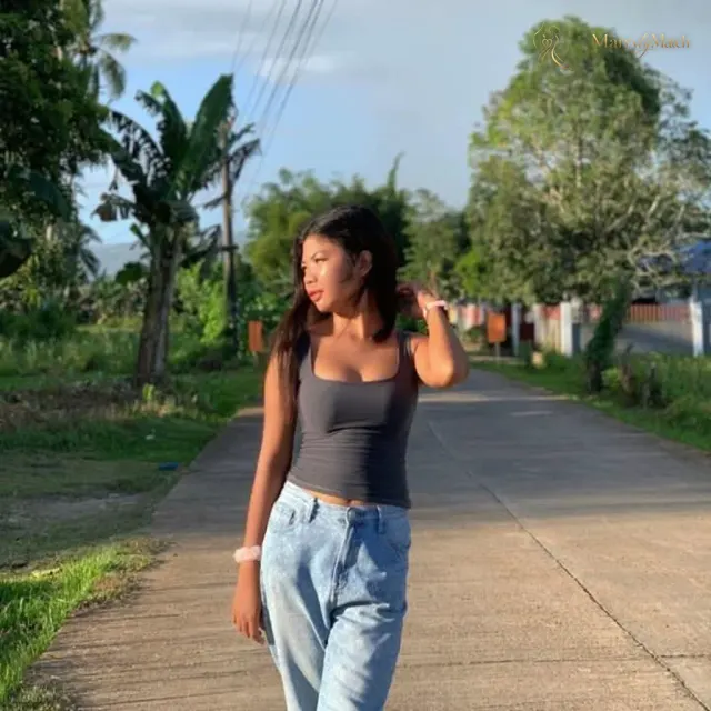 Leigh, 23