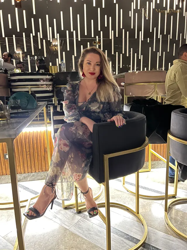Anna, 37