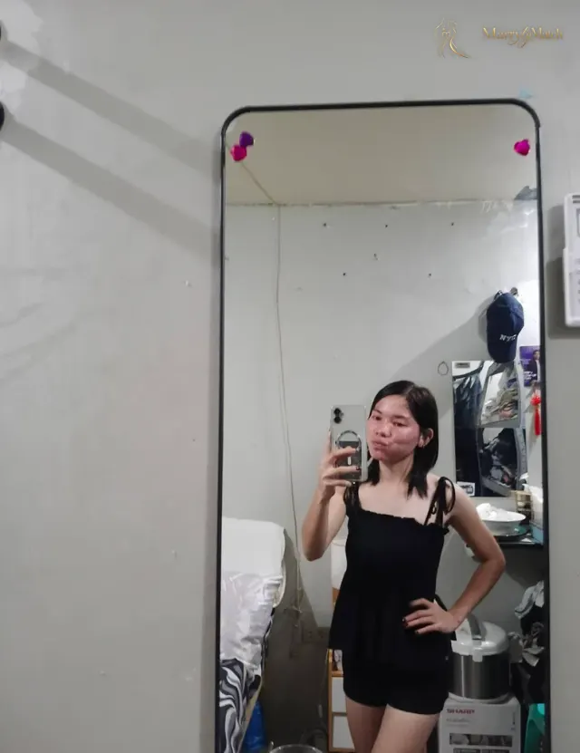 Julie, 22