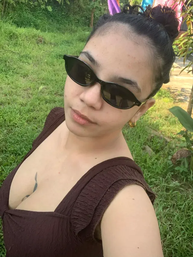 Daniela, 22