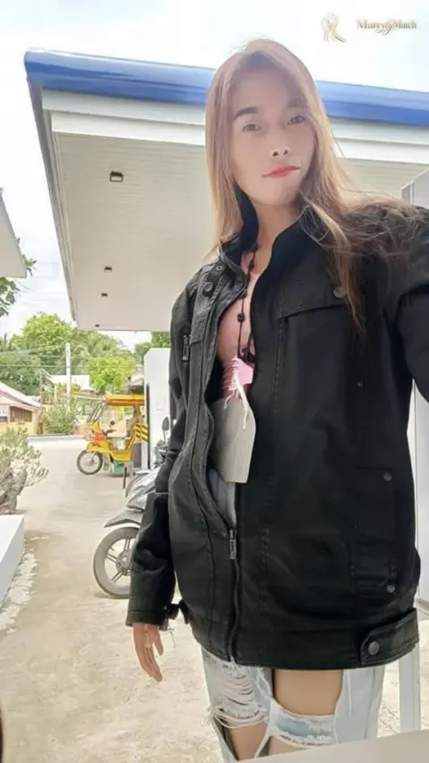 Nica, 35