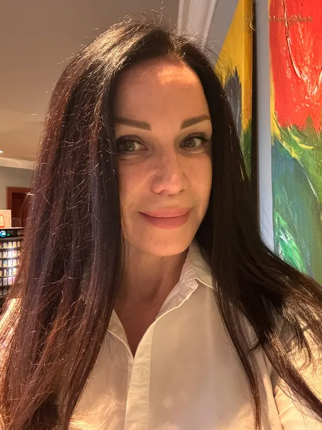 Nadia, 53