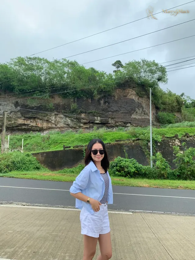 Another photo of Mariel