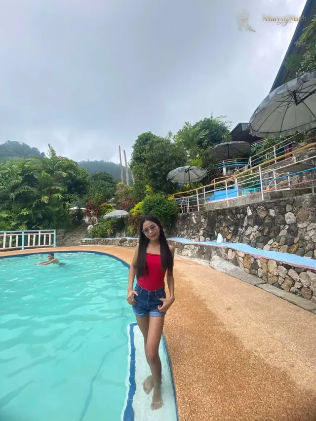 Another photo of Mariel