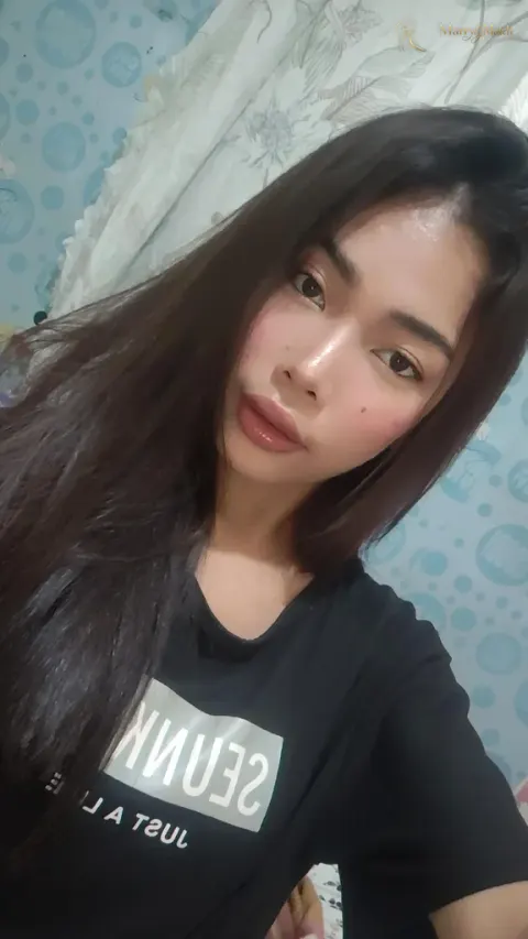 Another photo of Mariel