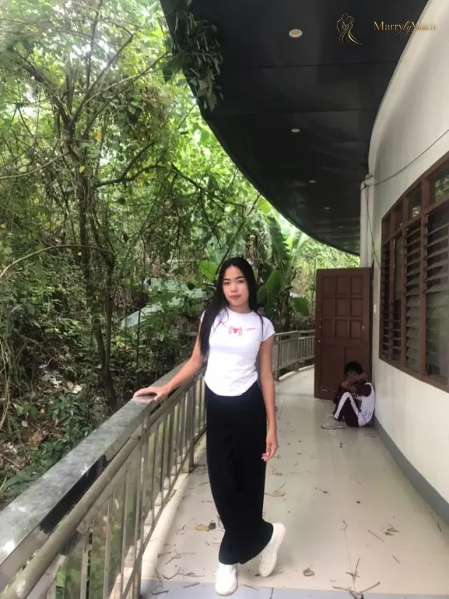Another photo of Mariel