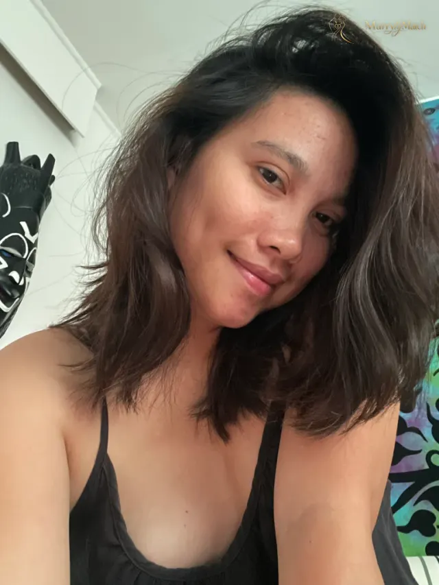 Lara, 27