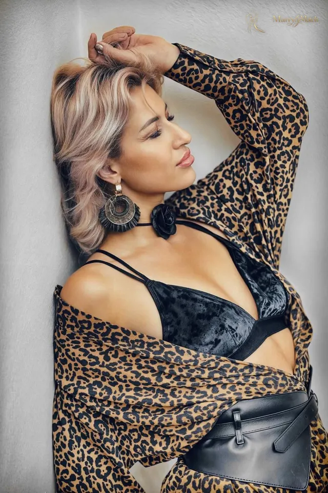 Elena, 44